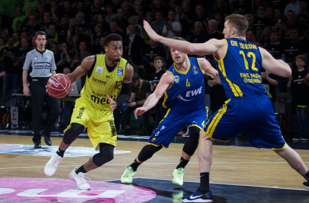 国足球员近两场球迷评分对比：王大雷9.4暴跌至3.7.